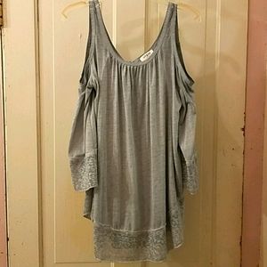 umgee grey blouse. Great for spring 🌼